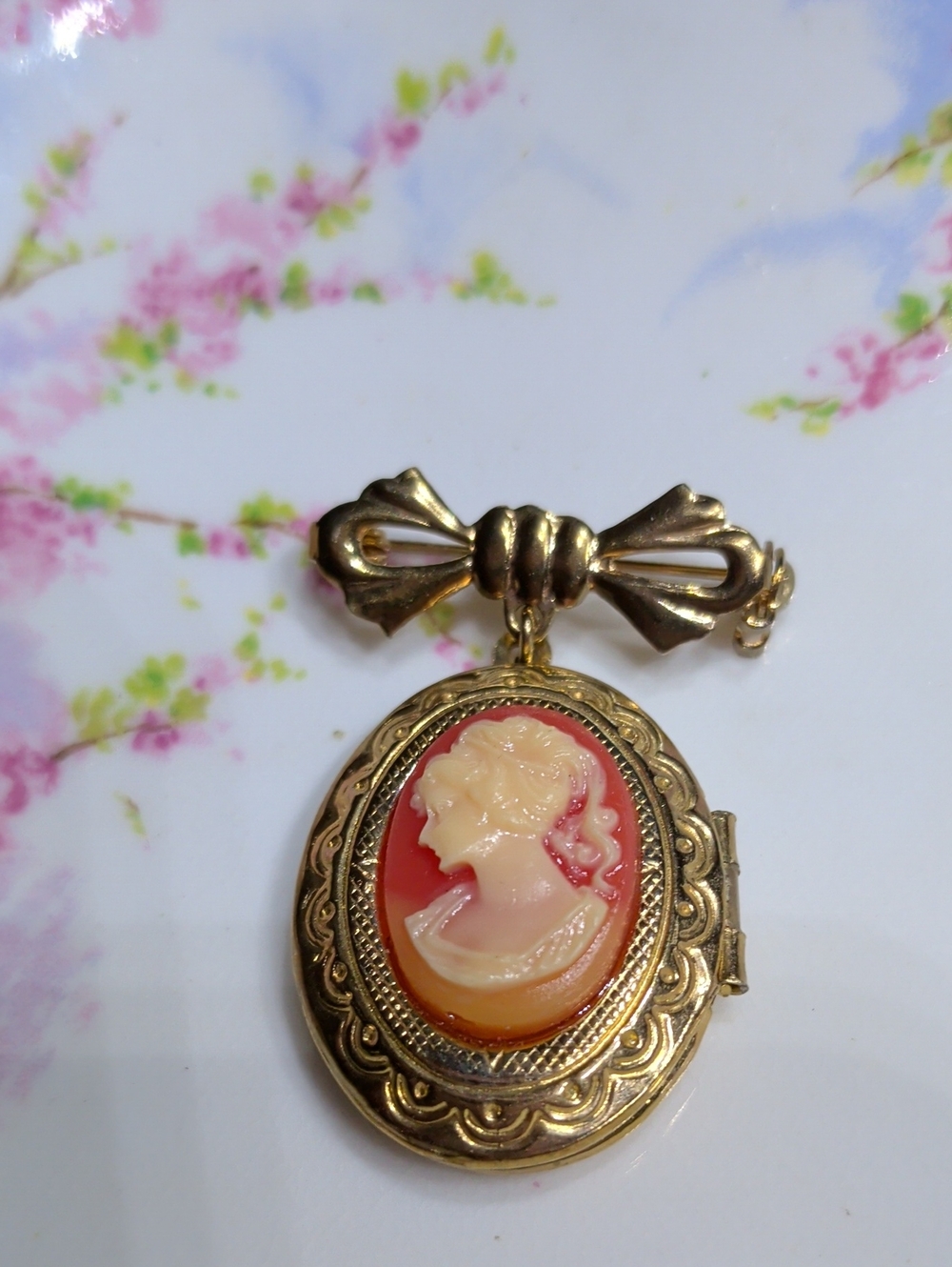 Vintage Gold Plated Cameo Phot-Locket Brooch